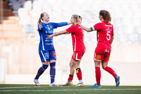 KIF Örebros målvakt Julia Langörgen, Demi Pierre och Julia Walentowicz jublar