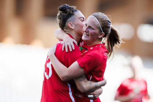 KIF Örebros Wilma Sjöholm och Vera Andersson jublar