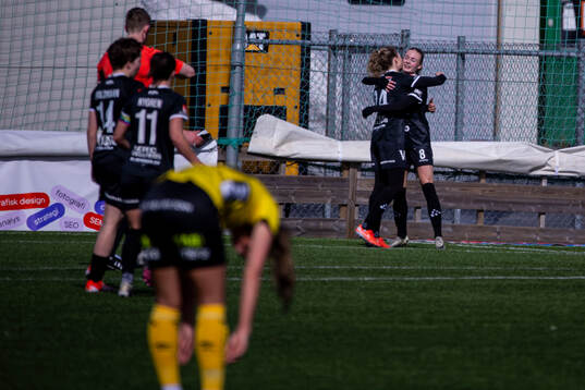 Umeås Nicole Robertson jublar efter 1-0
