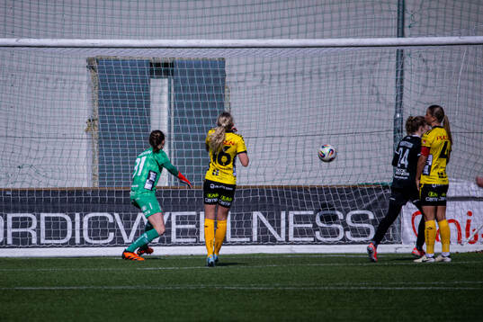 Umeås Nicole Robertson gör 1-0