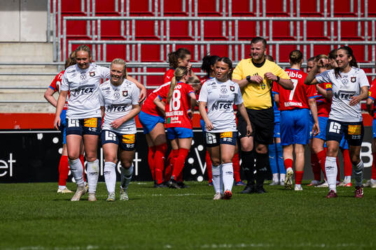 Örgrytes Emma Jarl, Isabella Nedrén och Nicole Jankulovski jublar efter 1-0