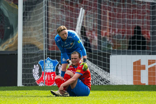 Helsingborgs målvakt Hannah Tegestål och Arna Thrainsdottir