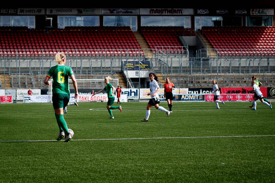 Team TGs Linnea Lindström med bollen