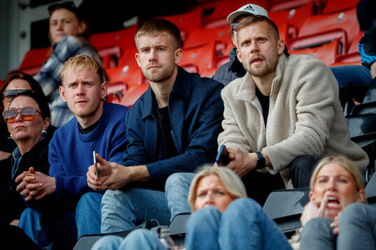 Örebro SKs målvakt Malte Påhlsson med lagkompisar på