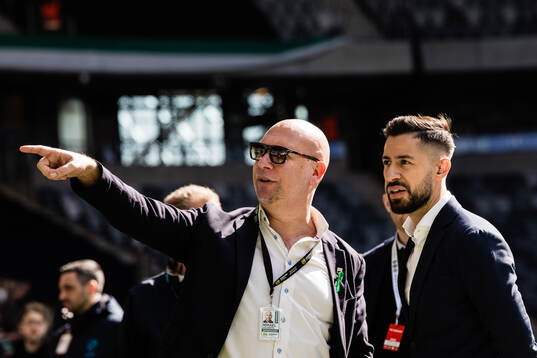 Hammarbys sportchef Mikael Hjelmberg och Max reporter