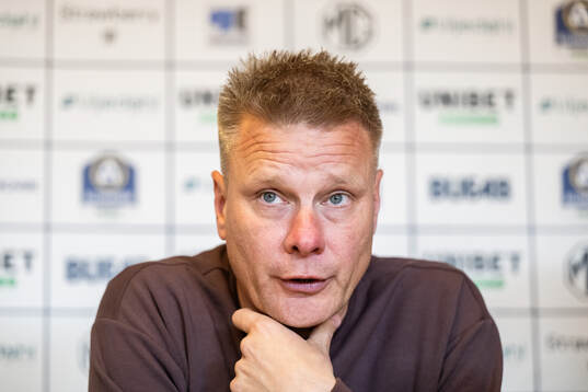 Värnamos tränare Stefan Billborn på presskonferensen