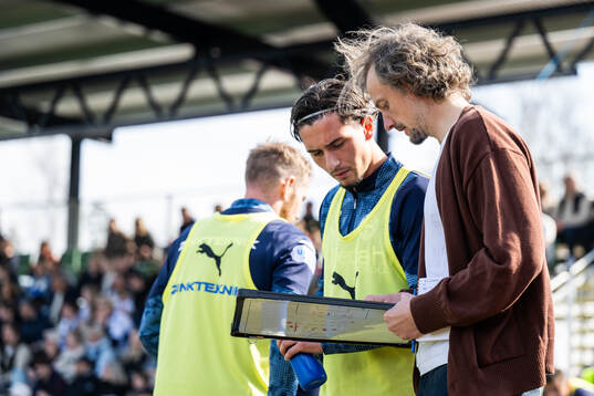 Värnamos Kenan Bilalovic får instruktioner av tränare