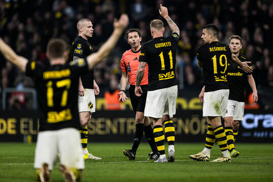 AIKs Thomas Poppler Isherwood, John Guidetti och Dino Besirovic reagerar mot domare Joakim Östling