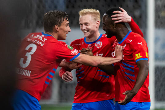 Helsingborgs Oscar Aga (mitten) jublar med Wilhelm Nilsson