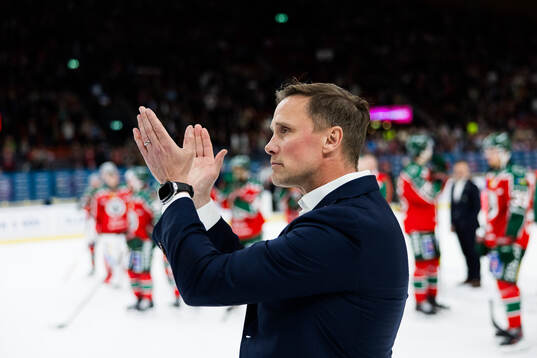 Frölundas tränare Roger Rönnberg tackar publiken