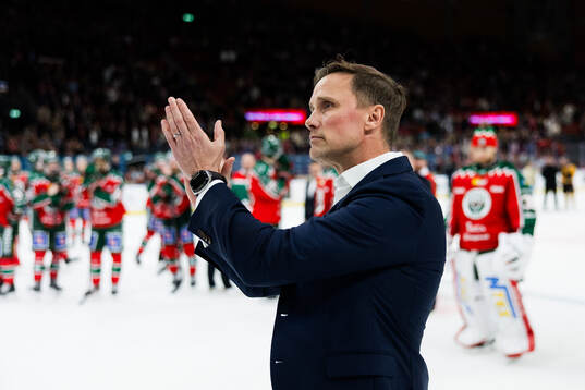 Frölundas tränare Roger Rönnberg tackar publiken