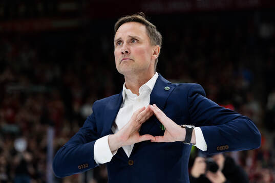 Frölundas tränare Roger Rönnberg tackar publiken