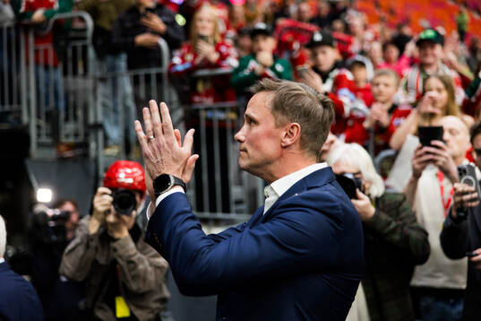 Frölundas tränare Roger Rönnberg tackar publiken