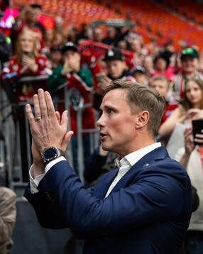 Frölundas tränare Roger Rönnberg tackar publiken