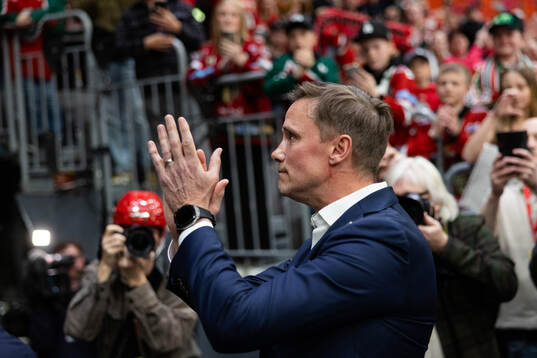 Frölundas tränare Roger Rönnberg tackar publiken