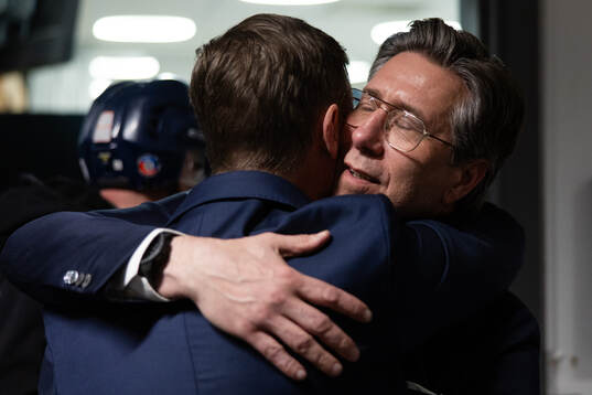 Frölundas tränare Roger Rönnberg kramas om av