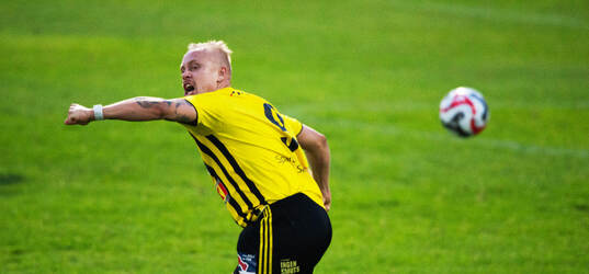 IFK Hässleholms Alexander Sjöström har nickat in matchavgörande 1-0 och jublar i matchen i division 2 mellan IFK Hässleholm och Torns IF i Hässleholm 17 april 2025.