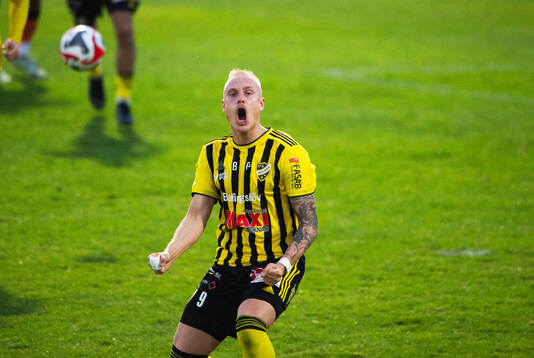 FK Hässleholms Alexander Sjöström har nickat in matchavgörande 1-0 och jublar i matchen i division 2 mellan IFK Hässleholm och Torns IF i Hässleholm 17 april 2025.