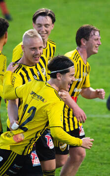 IFK Hässleholms Alexander Sjöström har nickat in matchavgörande 1-0 och grattas