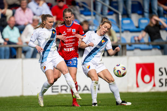 Vittsjös Linda Charlotta Sällström mellan Djurgårdens Ebba Hed och Mimmi Larsson
