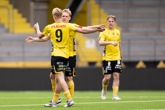Elfsborgs Kasper Berndtsson jublar med Leo Östman