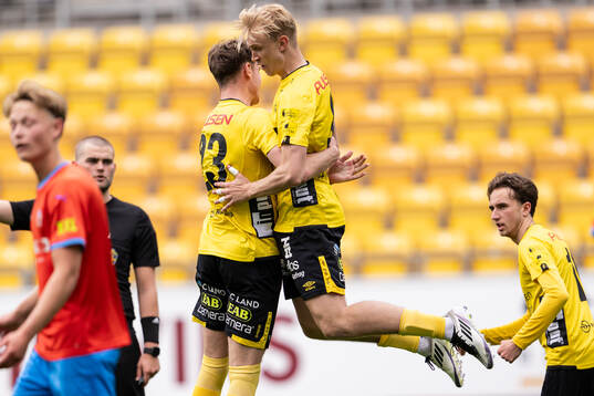 Elfsborgs Leo Östman jublar med Robin Svernfors