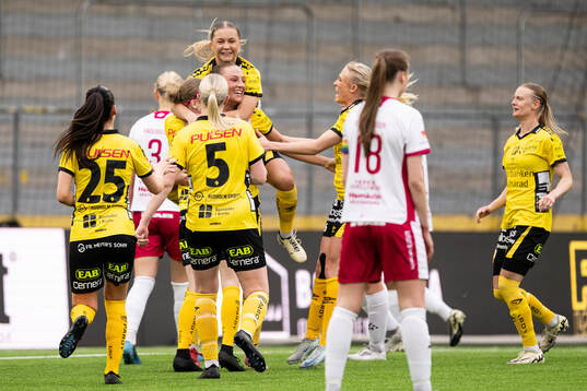 Elfsborgs Stina Jensen jublar med lagkamrater