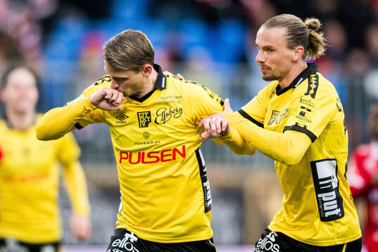 Elfsborgs Simon Hedlund jublar med Niklas Hult