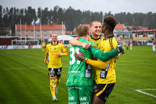 Elfsborgs målvakt Isak Pettersson, Rasmus Wikström och Terry Yegbe jublar