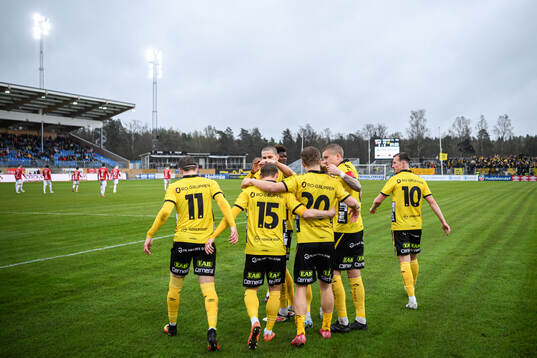 Elfsborgs Simon Hedlund jublar med lagkamrater efter 0-1