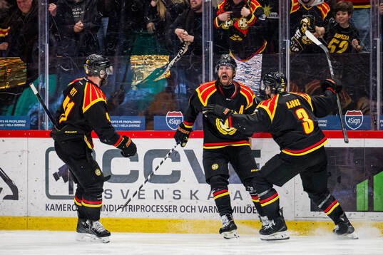Brynäs Anton Rödin jublar med Greg Scott och Christian