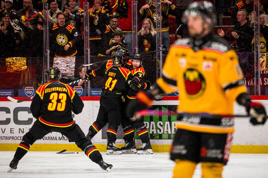 Brynäs Anton Rödin jublar med Greg Scott och Christian