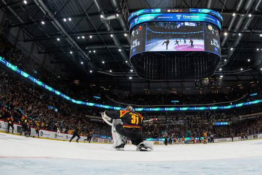 Brynäs målvakt Erik Källgren jublar