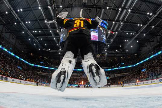 Brynäs målvakt Erik Källgren jublar