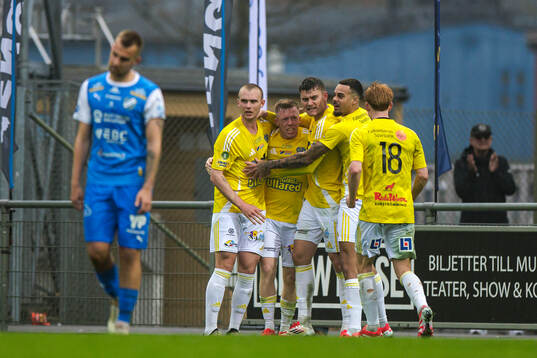 Falkenbergs Albin Andersson jublar med laget efter 2-2