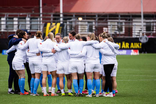 Malmö FFs spelare samlas i en ring