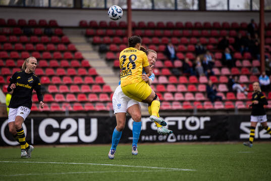 AIKs målvakt Jada Leanne Mathyssen Whyman och Malmö FFs Sara Kanutte Sørensen Fornes