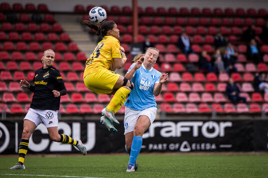 AIKs målvakt Jada Leanne Mathyssen Whyman och Malmö FFs Sara Kanutte Sørensen Fornes