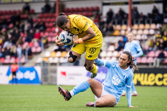 AIKs målvakt Jada Leanne Mathyssen Whyman och Malmö FFs Isabella D’Aquila