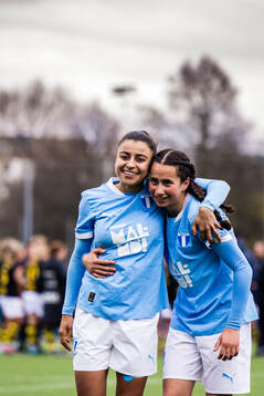 Malmö FFs Ines Belloumou och Mayar Khatawi jublar