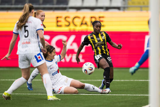 Växjö DFFs Tilde Johansson och Chloe Minas mot Häckens