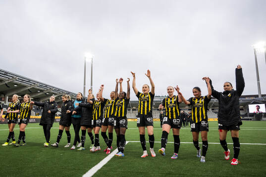 Häckens spelare jublar