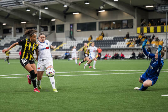 Häckens Felicia Schröder och Växjö DFFs Emma Holmqvist