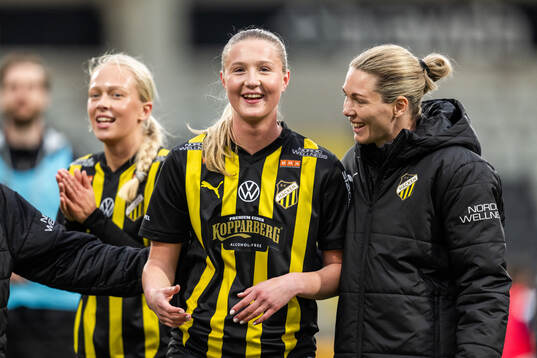 Häckens Alexandra Larsson och målvakt Jennifer Falk jublar