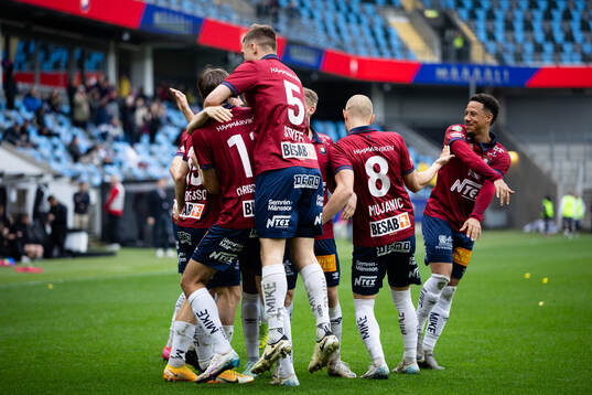 Örgrytes Anton Andreasson jublar med lagkamrater