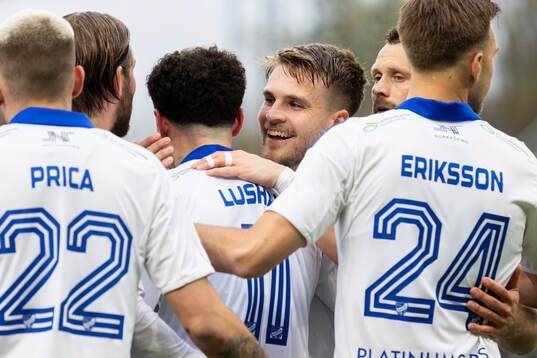 IFK Norrköpings Amadeus Sögaard jublar med Ismet Lushaku efter 3-0