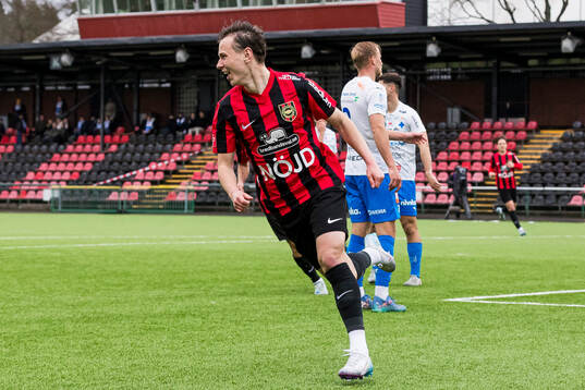 Brommapojkarnas Alex Timossi Andersson jublar