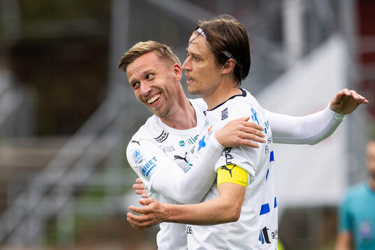 Värnamos Albin Lohikangas jublar tillsmmans med Simon Thern