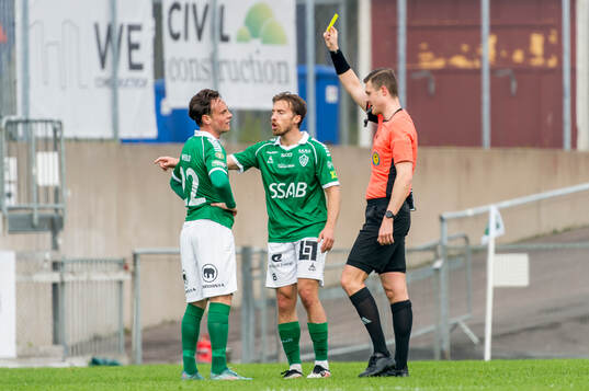 Brages Cesar Weilid får ett gult kort av domare Domare