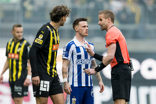 Domare Glenn Nyberg i samtal med Häckens Silas Andersen